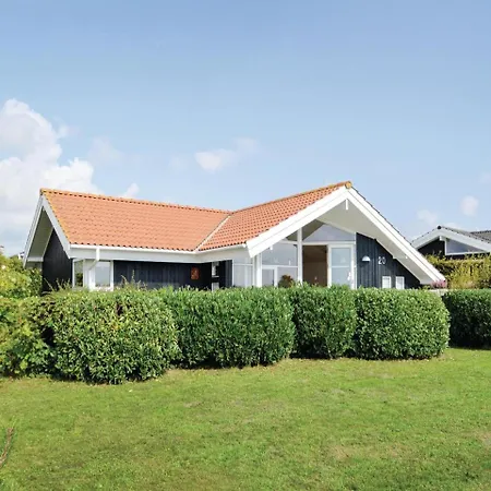 Three-bedroom Holiday In Karrebaksminde