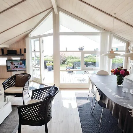 Three-bedroom Holiday In Karrebaksminde