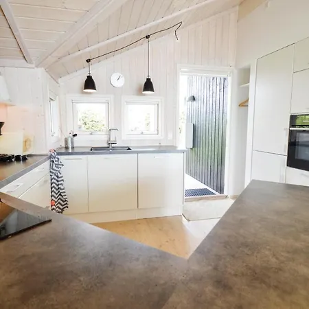 Three-bedroom Holiday In Karrebaksminde *